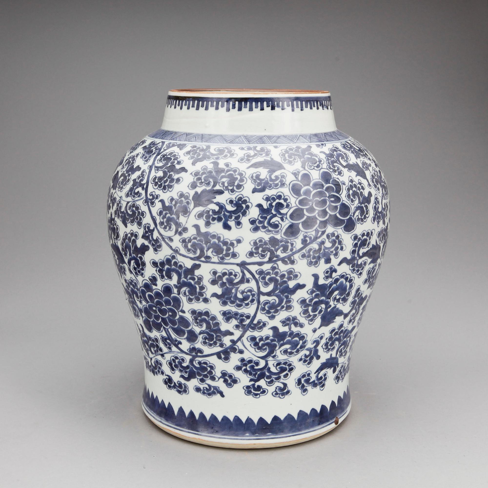 URNA, porslin. Qing dynastin.