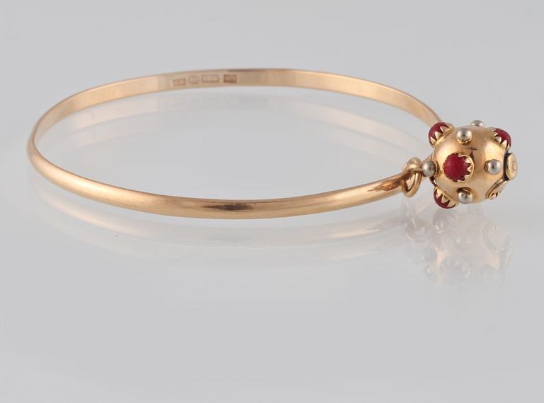 ARMRING, 18K guld, Gerhard Holmen, Göteborg, 1960. Vikt 13,9 gram.