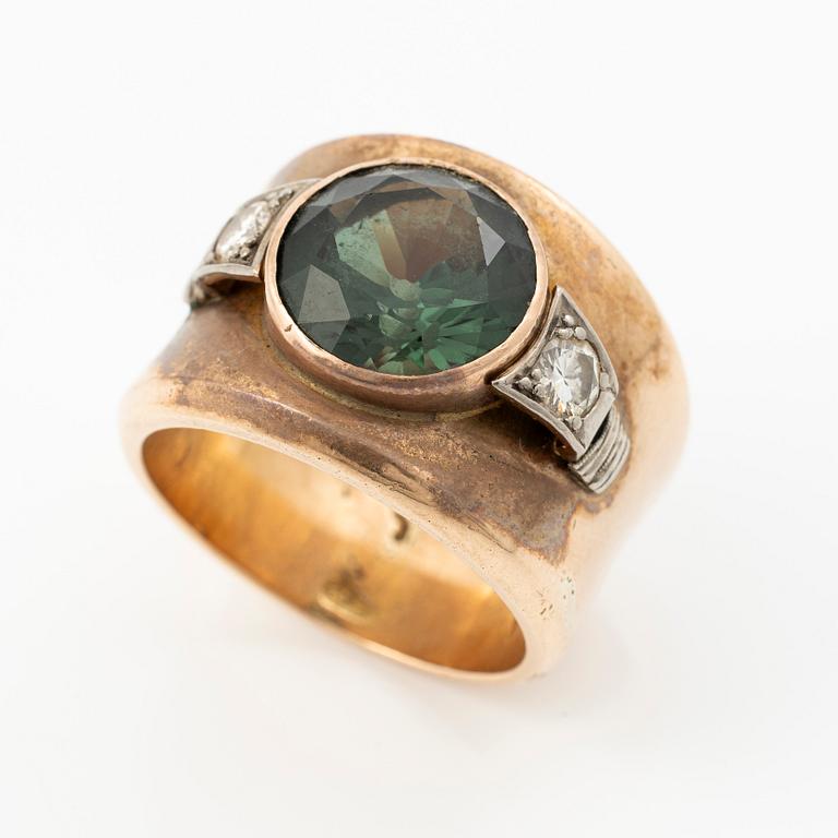Ring, guld med syntetisk grön sten och briljantslipade diamanter.