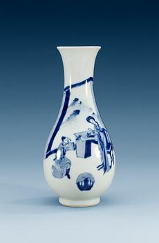 A blue and white vase, Qing dynasty, Kangxi (1662-1722).