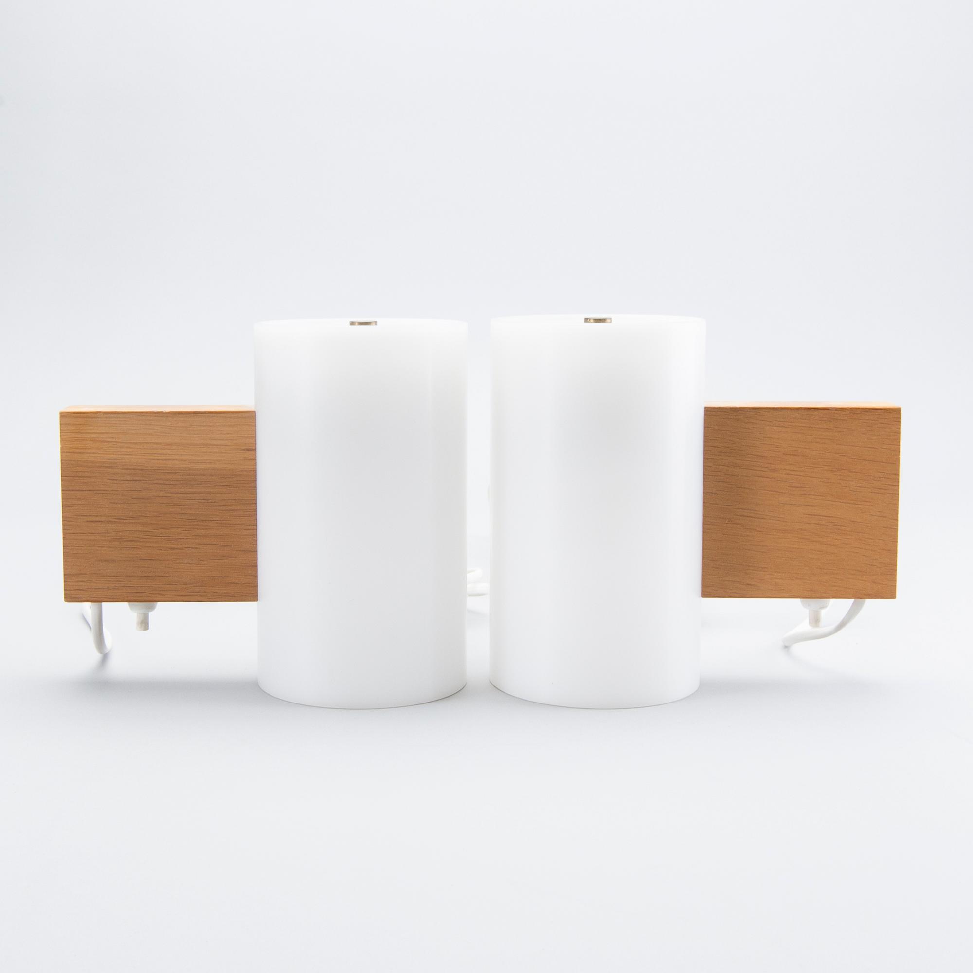 Luxus, 2 wall lamps, oak, plastic.