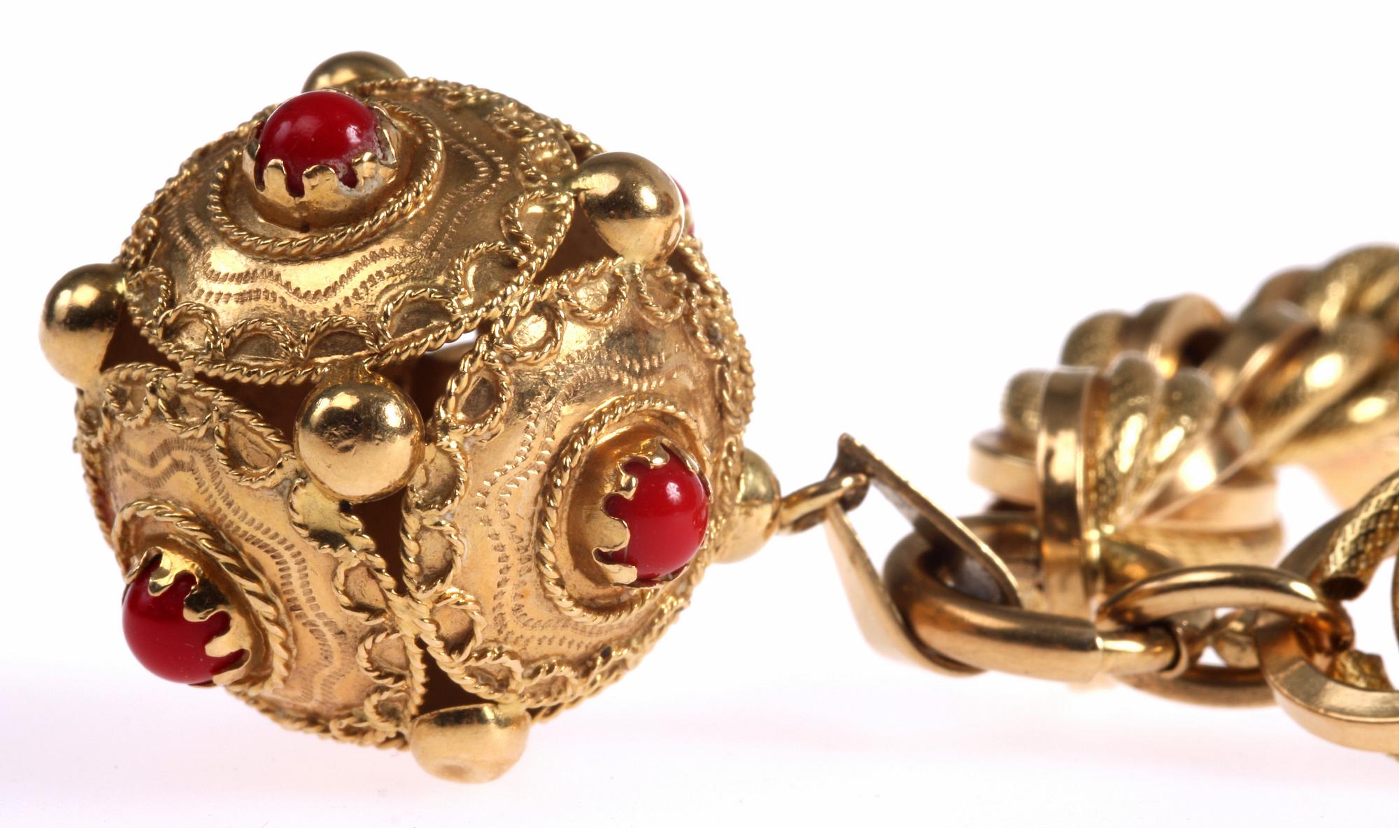 ARMLÄNK MED HÄNGE, 18K guld samt röda stenar. Utländska stämplar. Vikt 48 gram.