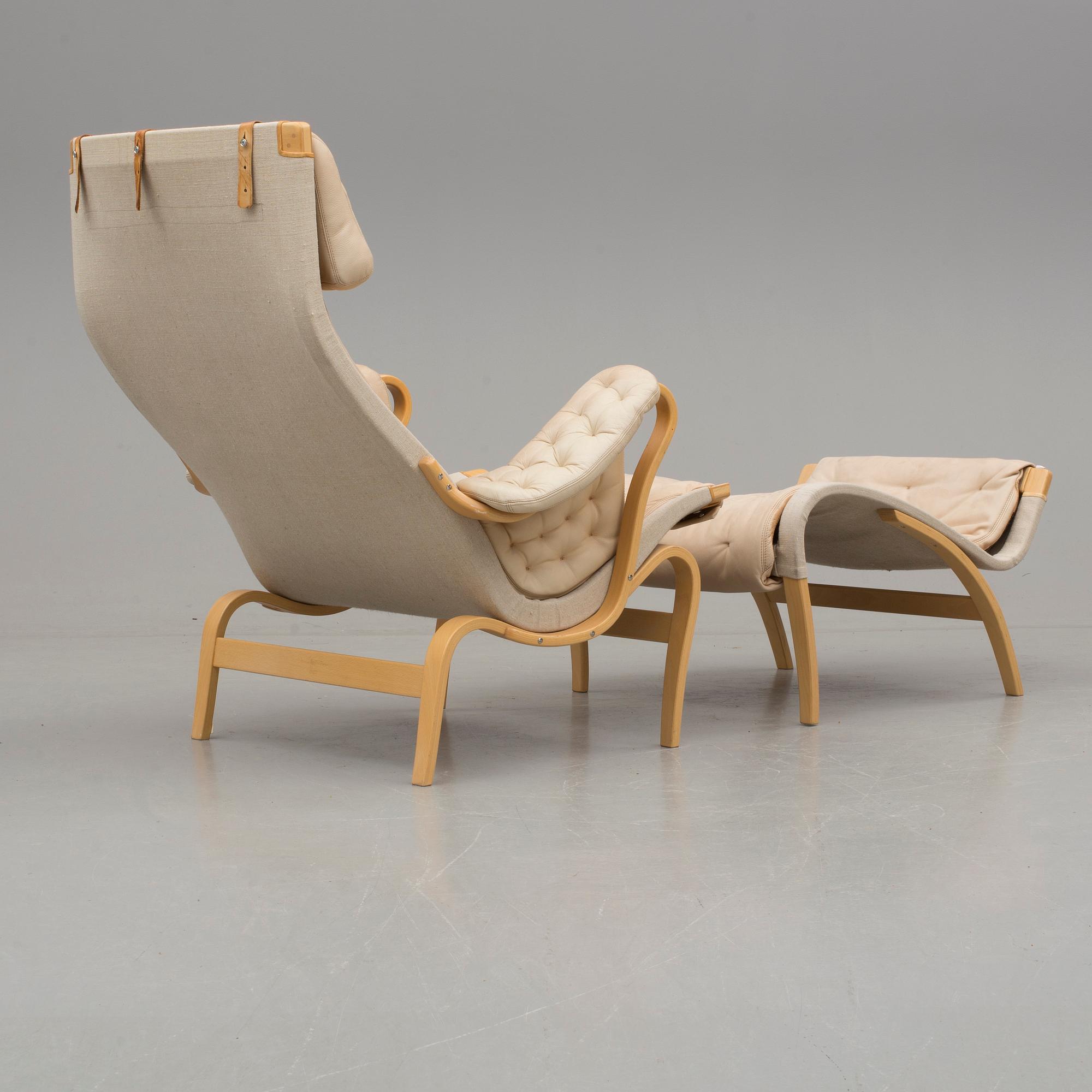 FÅTÖLJ OCH FOTPALL, Bruno Mathson, Dux, 1900-talets andra hälft.