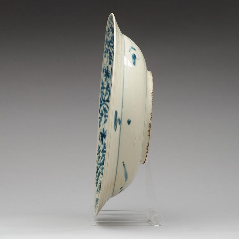 A blue and white Swatow dish, Ming dynasty (1368-1644).