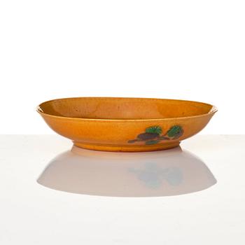 Fat, porslin. Qing dynasty, omkring år 1700.