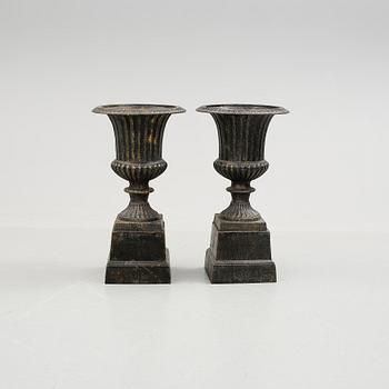 TRÄDGÅRDSURNOR, ett par, gjutjärn, 1800/1900-tal.