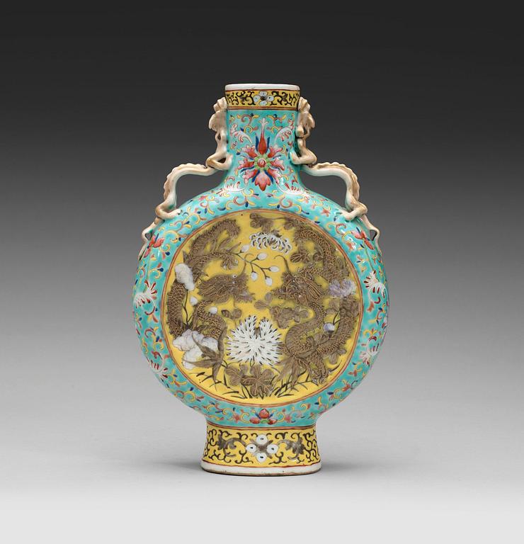 A famille rose dragon moon flask, Qing dynasty 19th century.