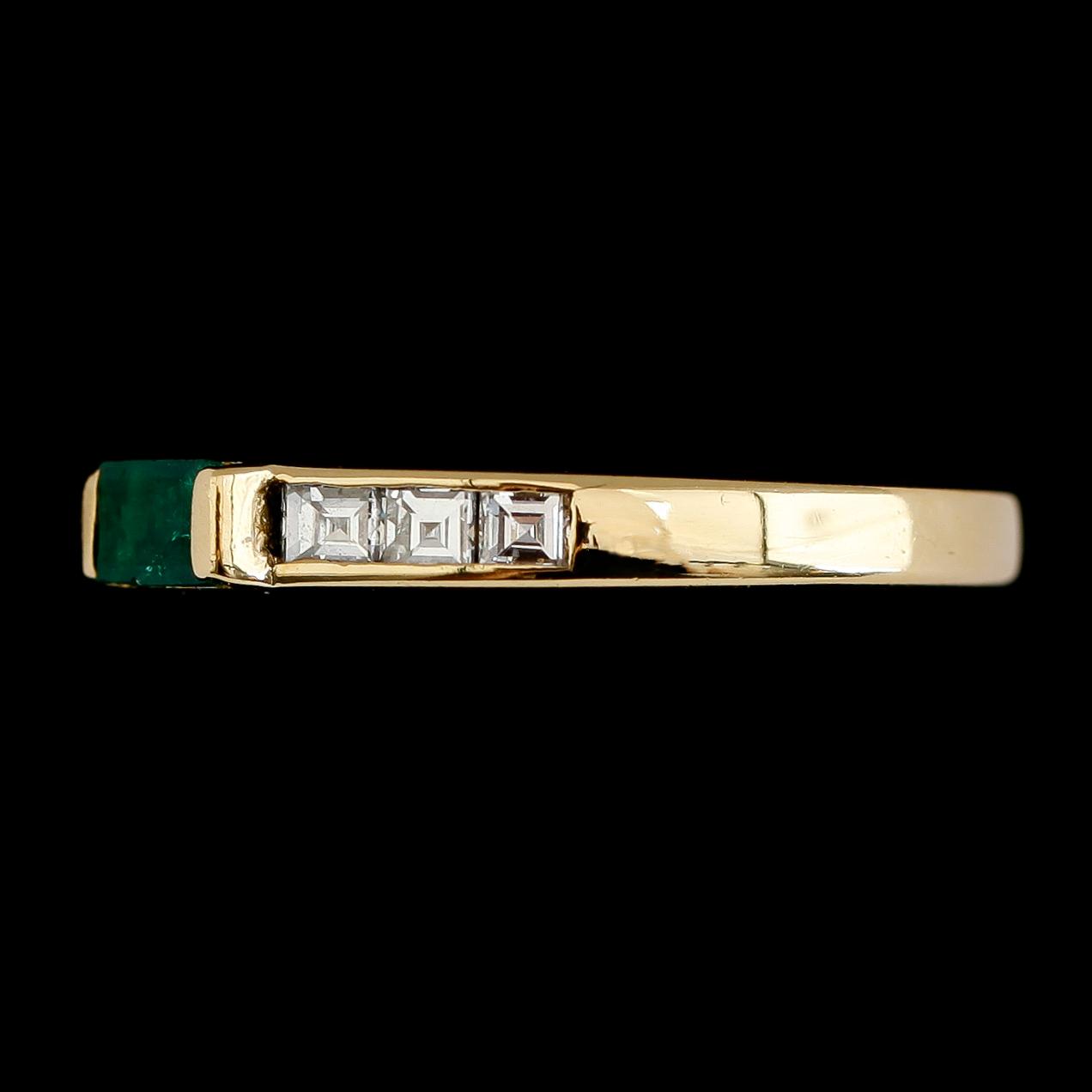 RING, 18 k guld, smaragd och baguettslipade diamanter.