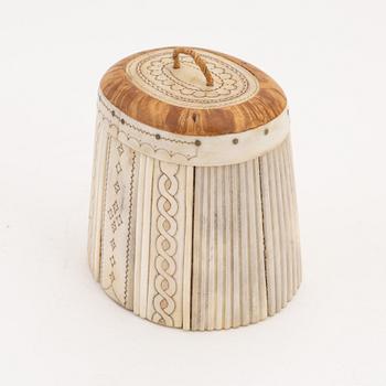 A birch and reindeer horn box by Thore Sunna, beore 1965, signed.