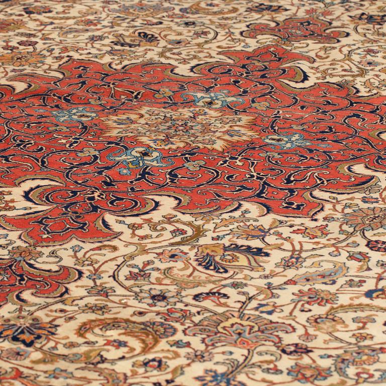 A semi-antique Tabriz carpet, 392 x 291,5 cm.