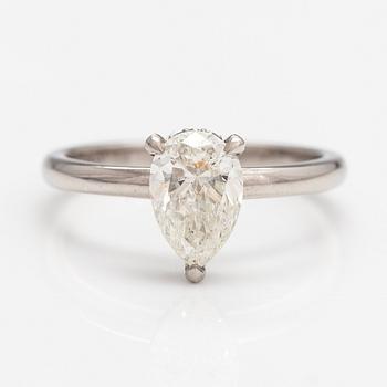Ring, 14K vitguld och droppformad diamant ca 1.20 ct. AIG-certifikat.