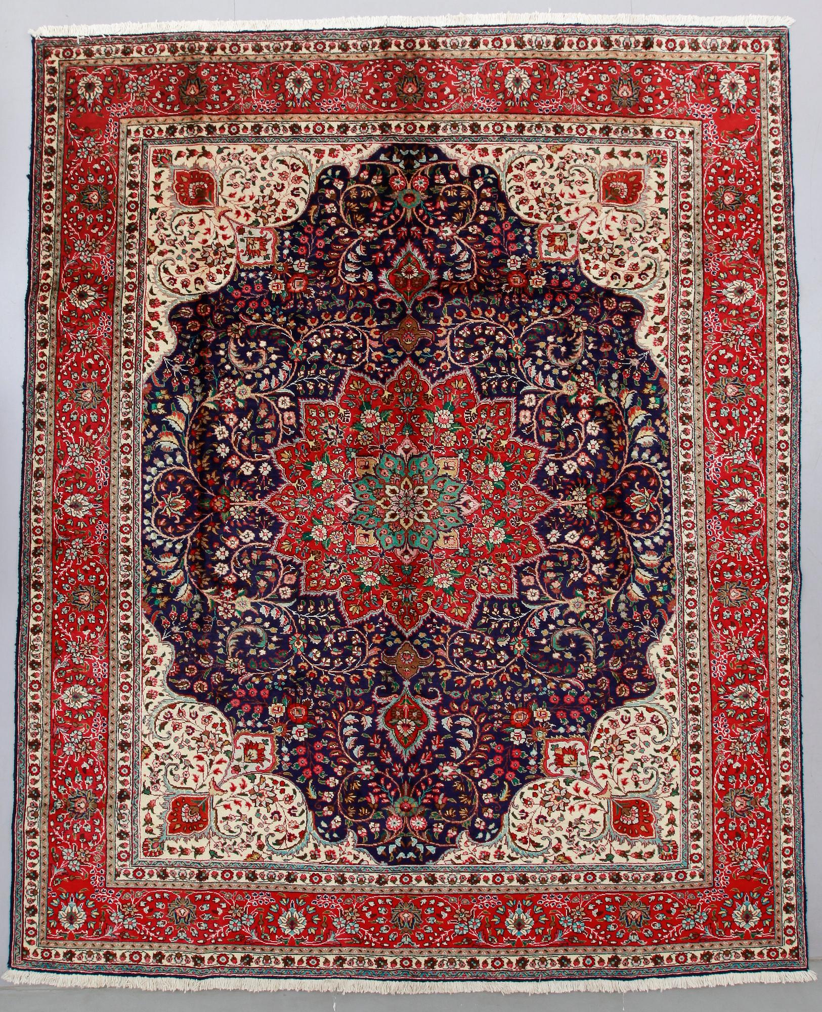MATTA, Täbriz, ca 376 x 314 cm.