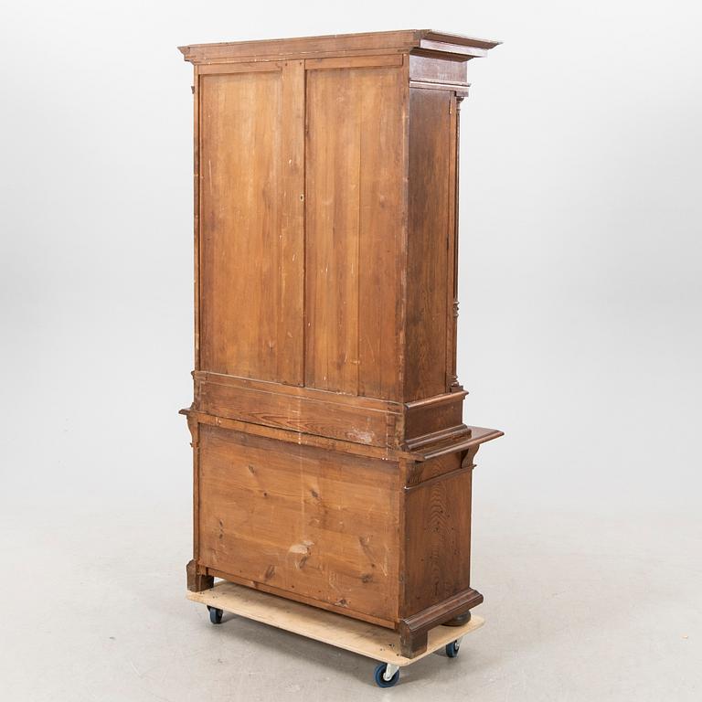 An oak bookcase around 1900.