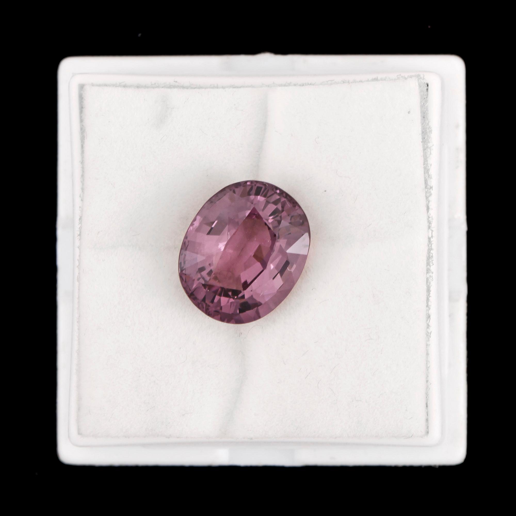 ÄDELSTEN, röd/violett spinell, oinfattad, ca 7,22ct enligt certifikat.