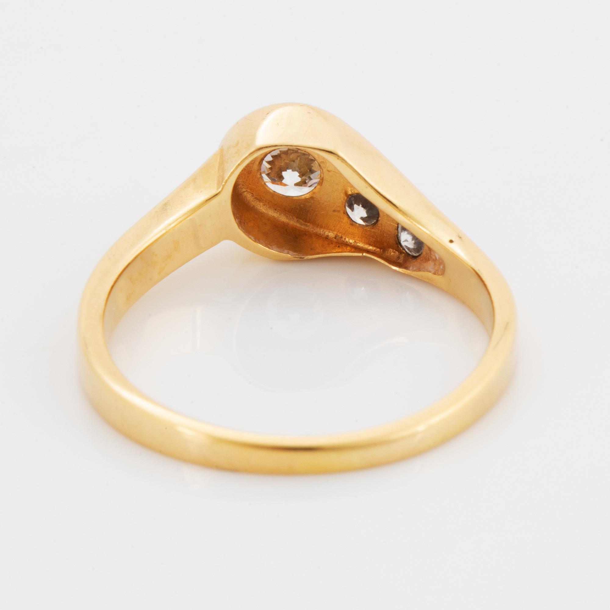 Ring with three brilliant-cut diamonds, total ca 0.65 ct. Rolf Sonderegger Guldsmedsverkstad, Köping, 1988.