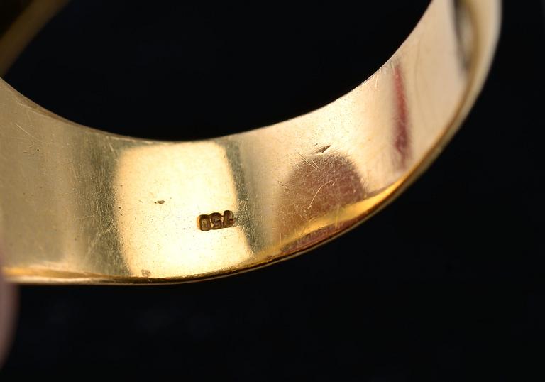 RING, 18K guld briljantslipade diamanter ca 0.25 ct. Cabochonslipad turmalin ca 9 ct. Vikt 15,6 g.