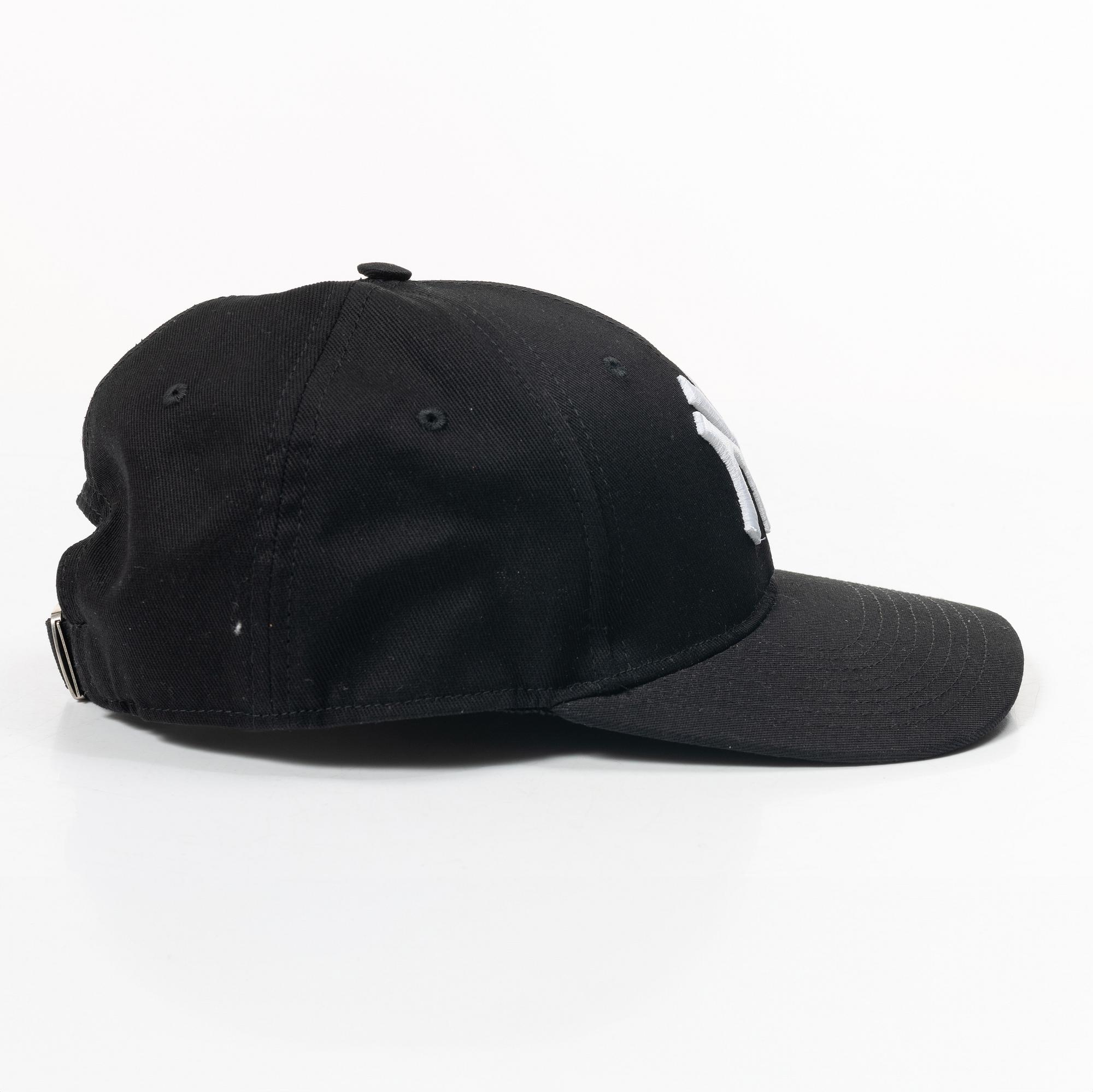 Gucci, NY Yankees baseball cap.