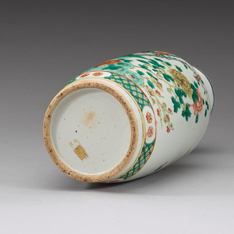 A vase decorated in the famille verte-palette with birds and flowers, late Qing Dynasty (1644-1912).
