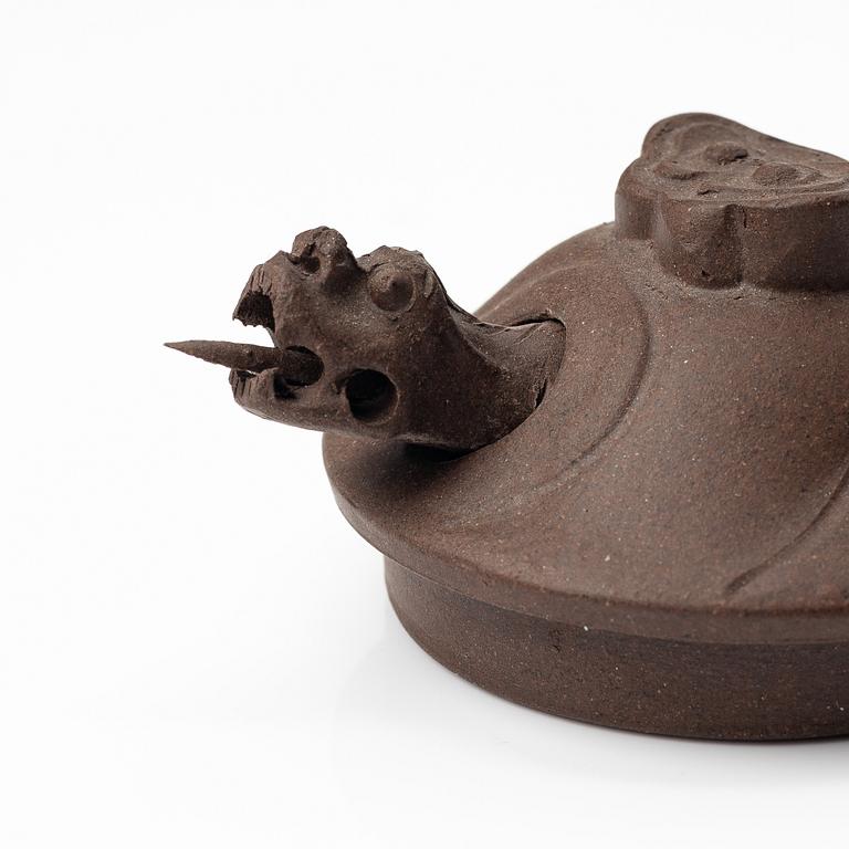 A group of three Chinese yixing teapots, 1980s.