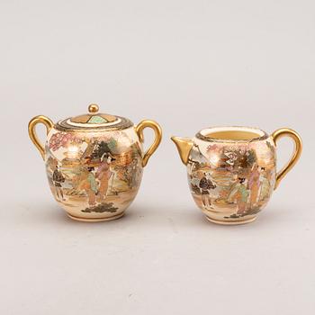 Teservis 15+1 dlr samt vas, satsumagods.  Japan omkring 1900.