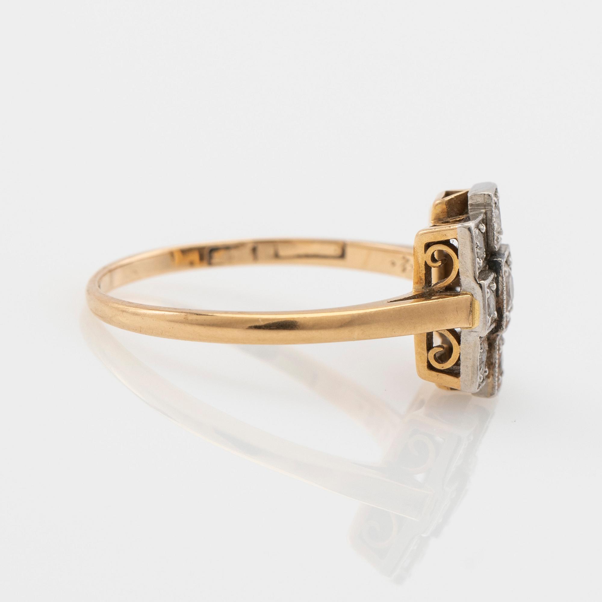 Ring, 18K guld med briljantslipade diamanter.