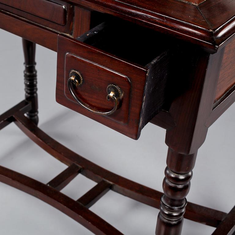 TOALETTBORD samt STOL, orientaliskt, 1900-talets senare hälft.