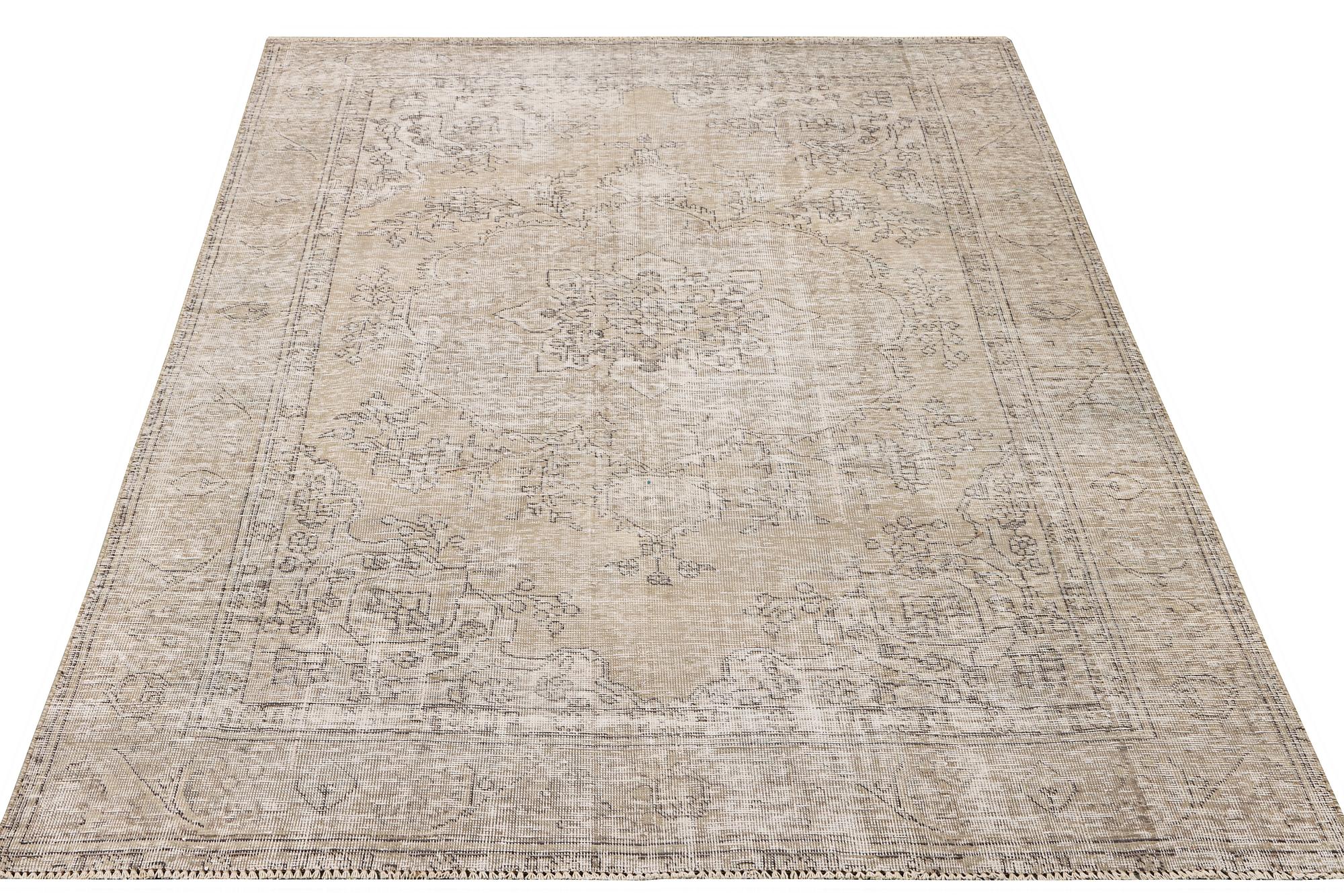 An oriental carpet, vintage design, c. 279 x 191 cm.