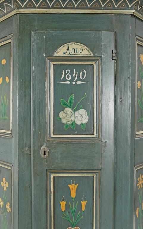 HÖRNSKÅP, allmoge, 1800-tal.