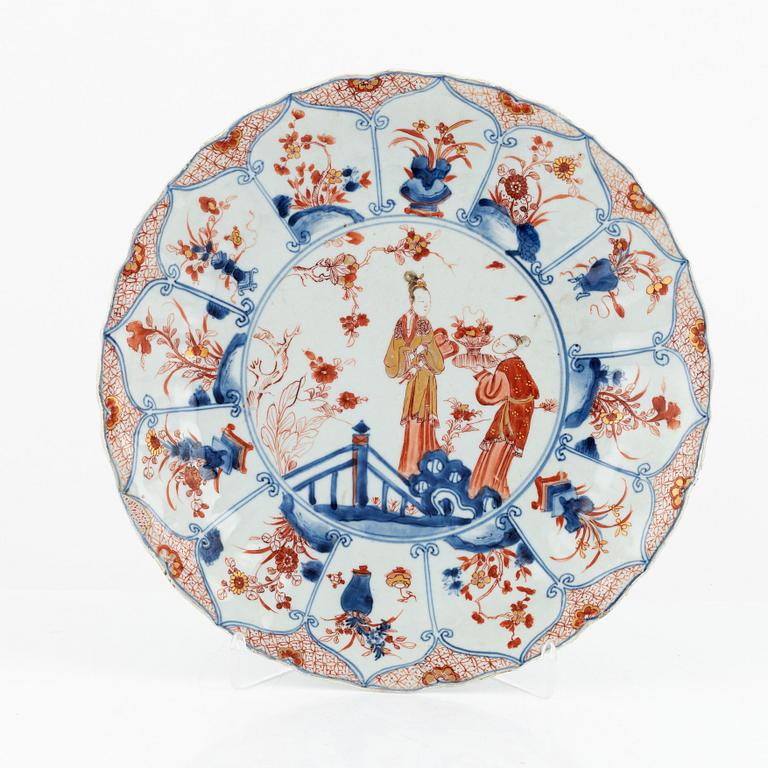 An Imari porcelain dish, China, Qing dynasty, Kangxi (1662-7122).