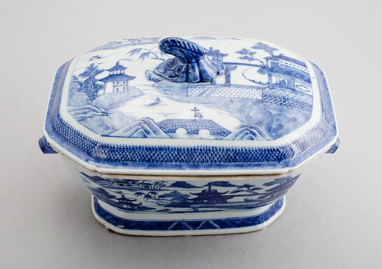 TERRIN MED LOCK, porslin, Kina, 1700-tal.