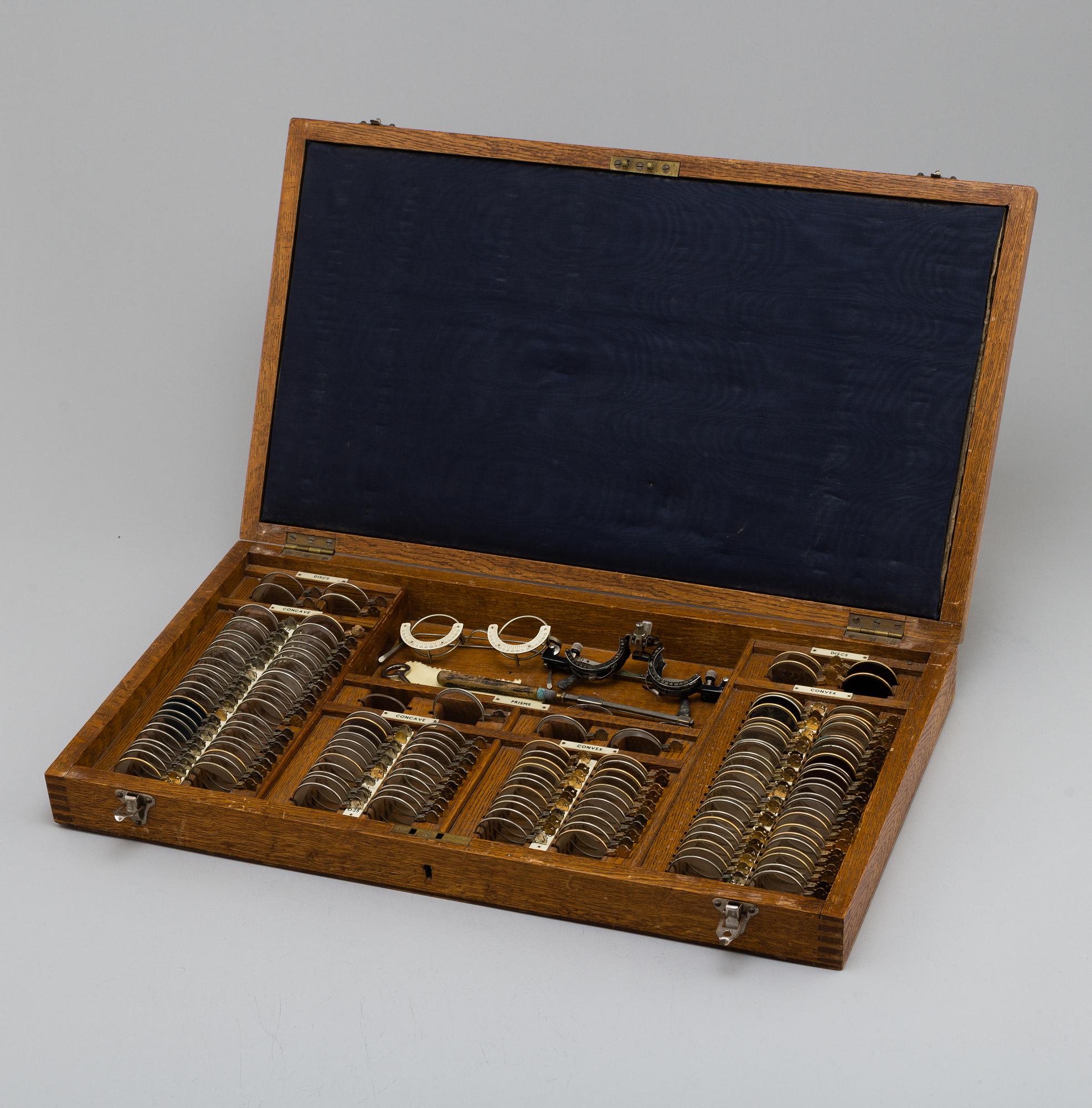 INSTRUMENT FÖR OPTIKER, troligen England, 1900-talets första hälft.