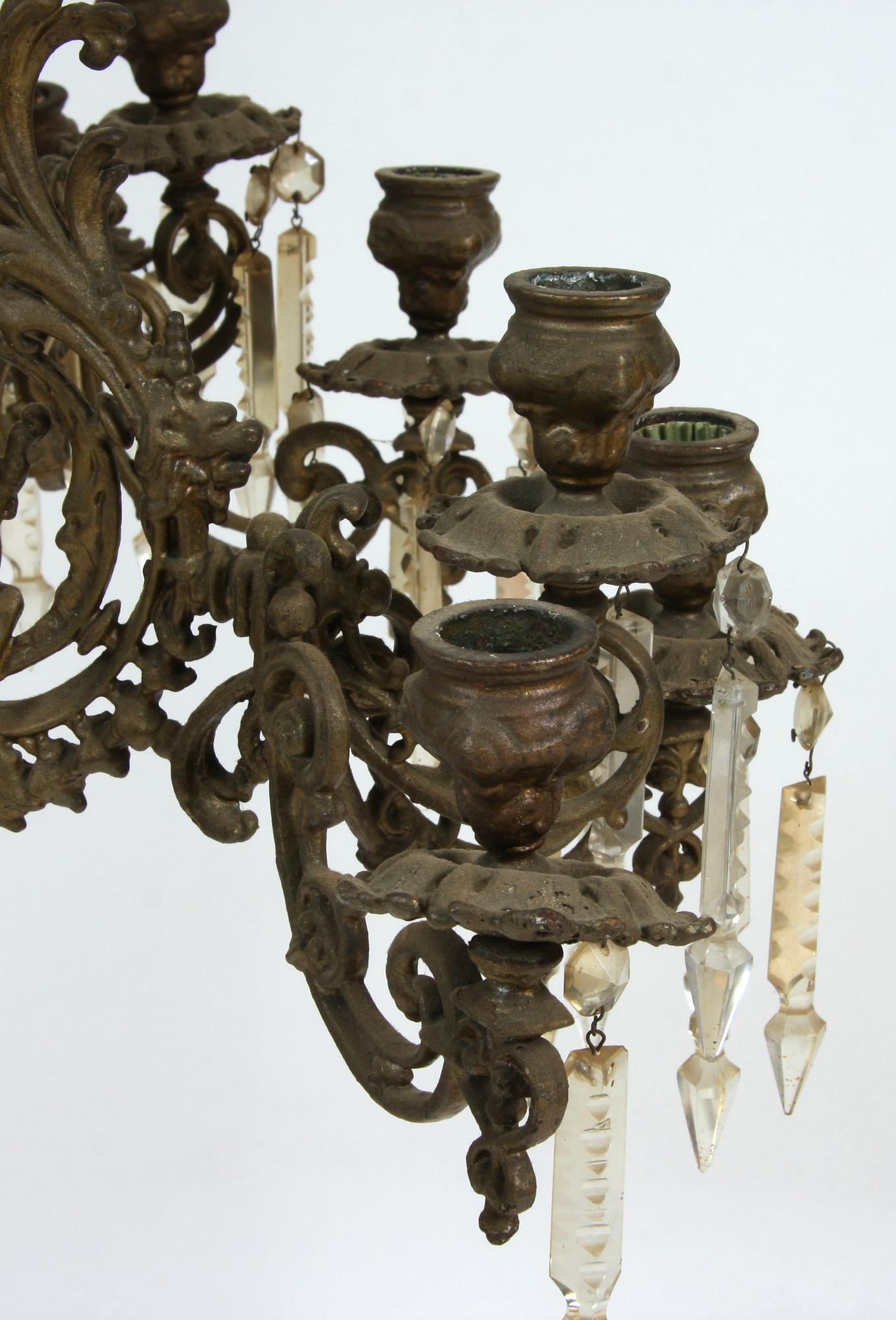 TAKFOTOGENLAMPA, majolika, 1800/1900-tal. H 120.