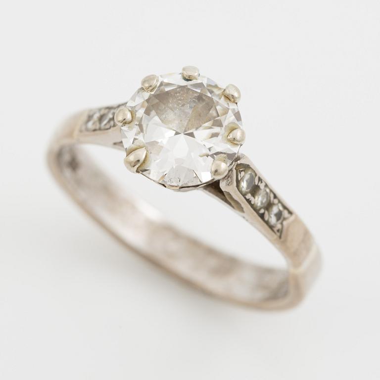 Ring in 18K white gold set with a brilliant-cut diamond.