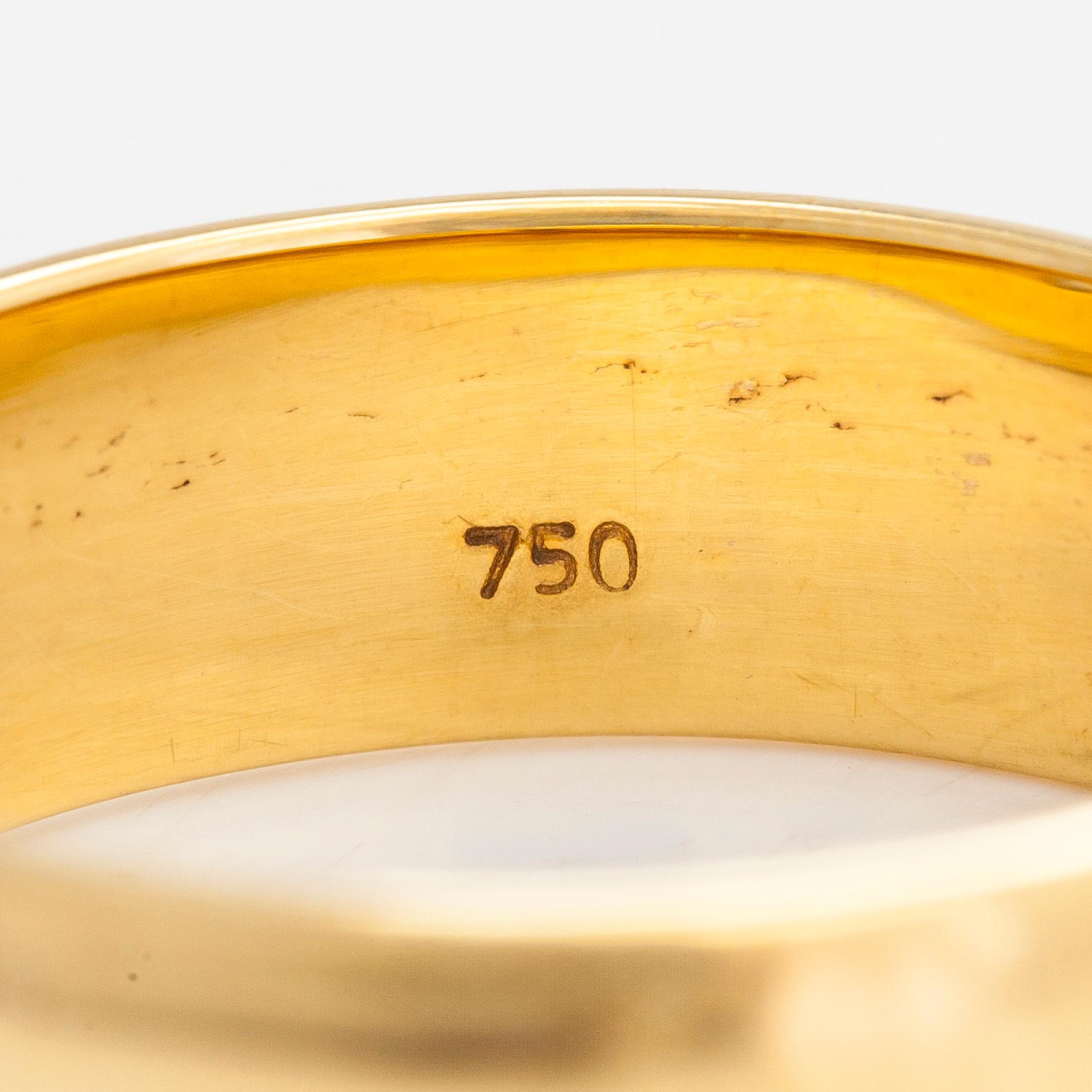 An 18K gold ring, with a brilliant-cut diamond approximately 1.11 ct with IDL certificate.