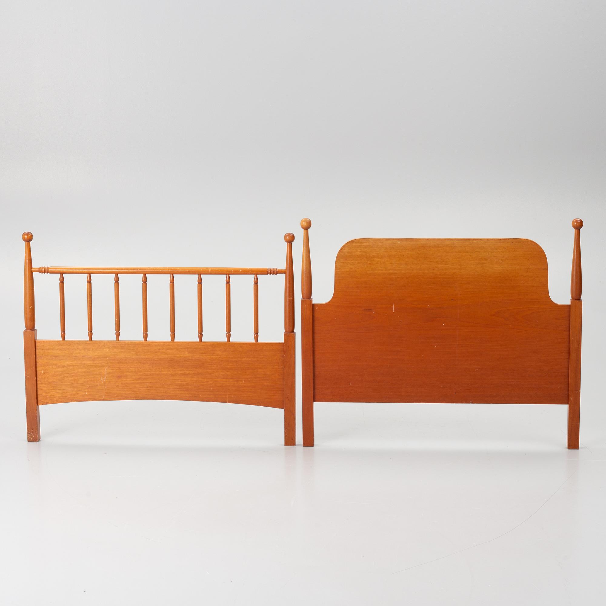 Josef Frank, Sänggavlar, ett par, modell B 2155, Firma Svenskt Tenn.
