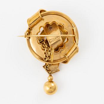 A brooch in 18K gold with pearls and black enamel.