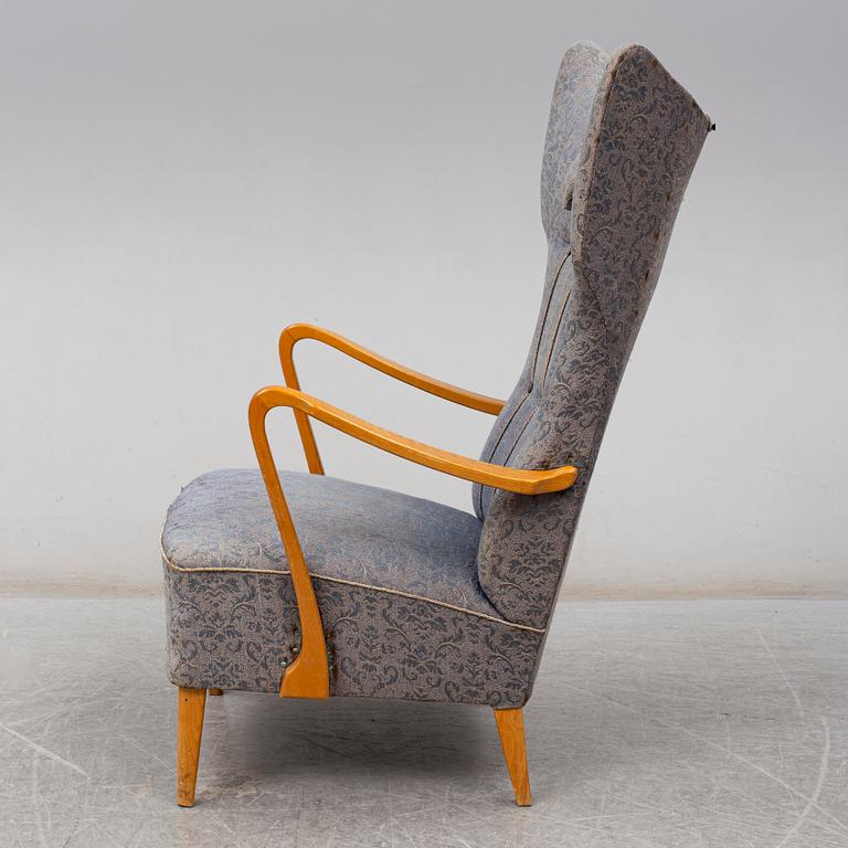 A 1940s easy chair.