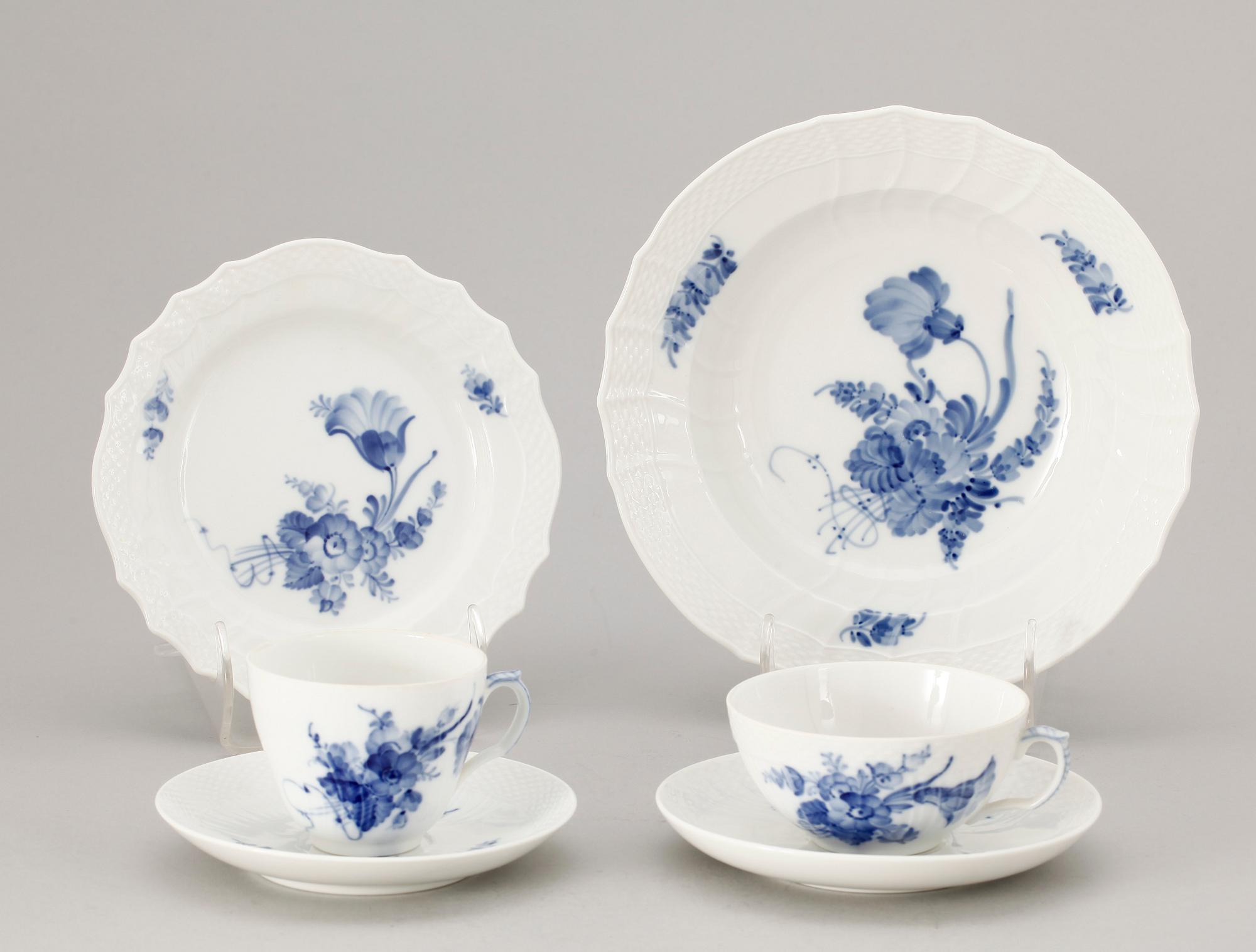 MAT- KAFFE- SAMT TESERVISDELAR, 84 delar, porslin, "Blå blomst", Royal Copenhagen, 1900-tal.