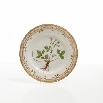 A set of five Royal Copenhagen 'Flora Danica' dinner plates, Denmark, 20th century.