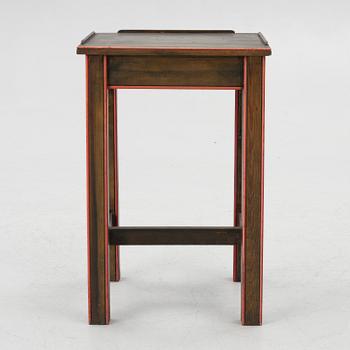 Sängbord, jugend, daterad AD 1908.