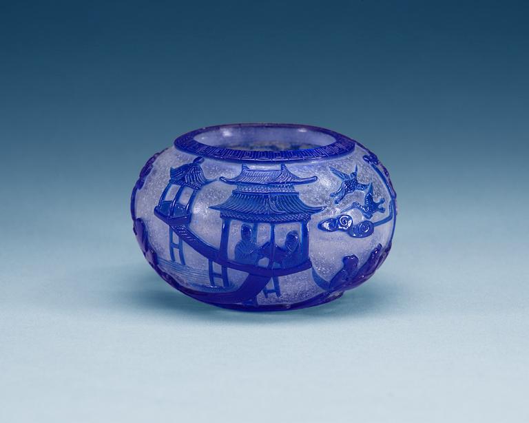 A Beijing glass brush washer, presumably late Qing dynasty with seal mark.