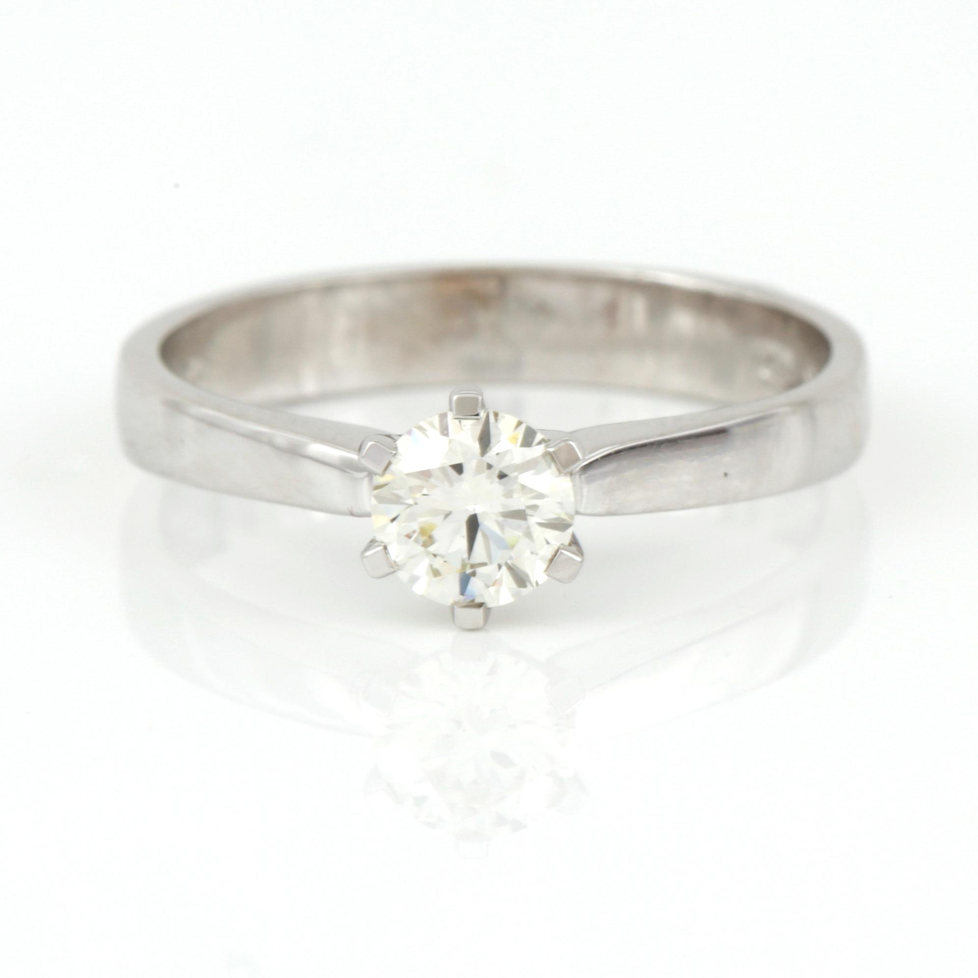 RING, 18K vitguld med briljantslipad diamant ca 0,50 ct. Vikt 3,50 g.