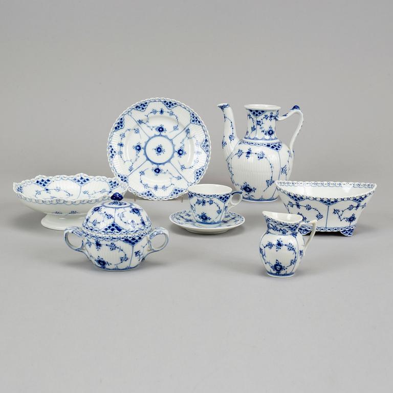 Royal Copenhagen, servisdelar, 14 delar, porslin. "Musselmalet", Danmark.