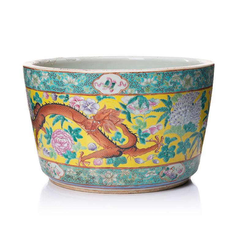 A large enamelled four clawed dragon flower pot, Qing dynasty, circa 1900.