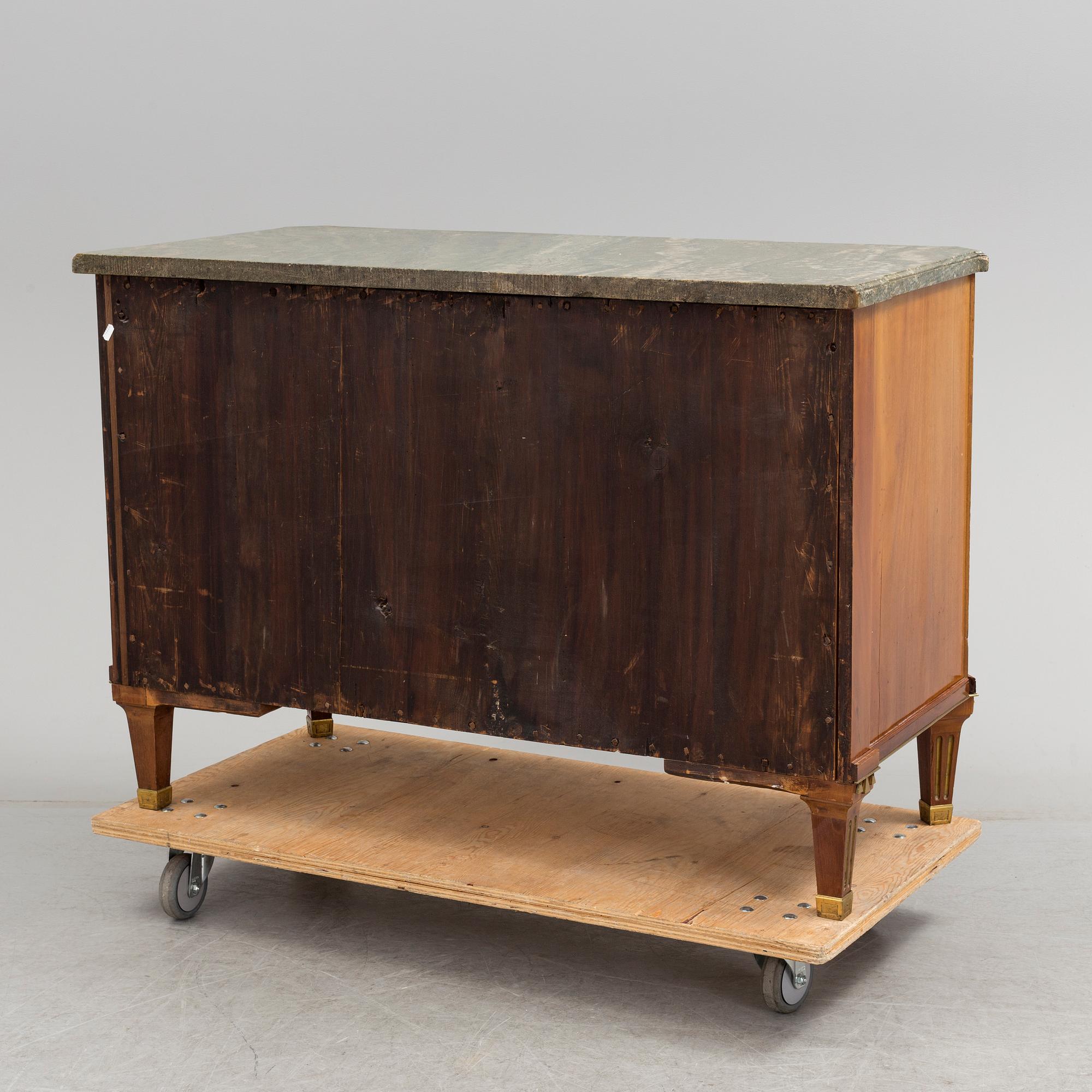 A late Gustavian late 18th century mahogany veneered chest of drawers.