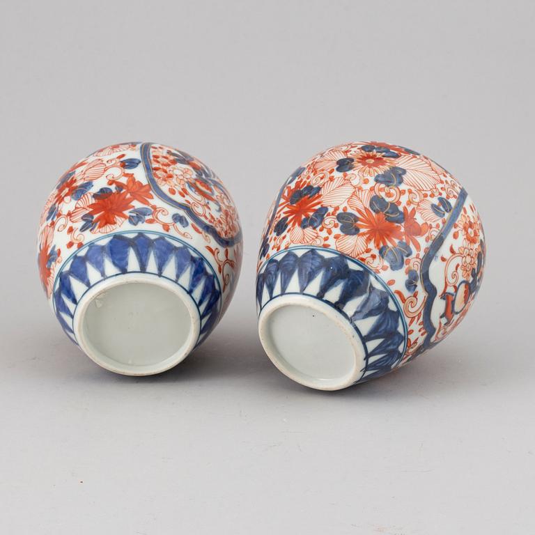 BOJANER, två stycken, porslin. Japan, Meiji (1868-1912).