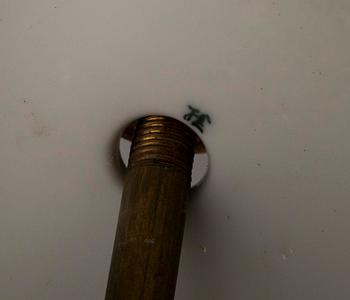 PÖYTÄVALAISIN, posliinia sekä kullattua messinkiä, Bing & Gröndahl, Tanska 1900-luvun alku.