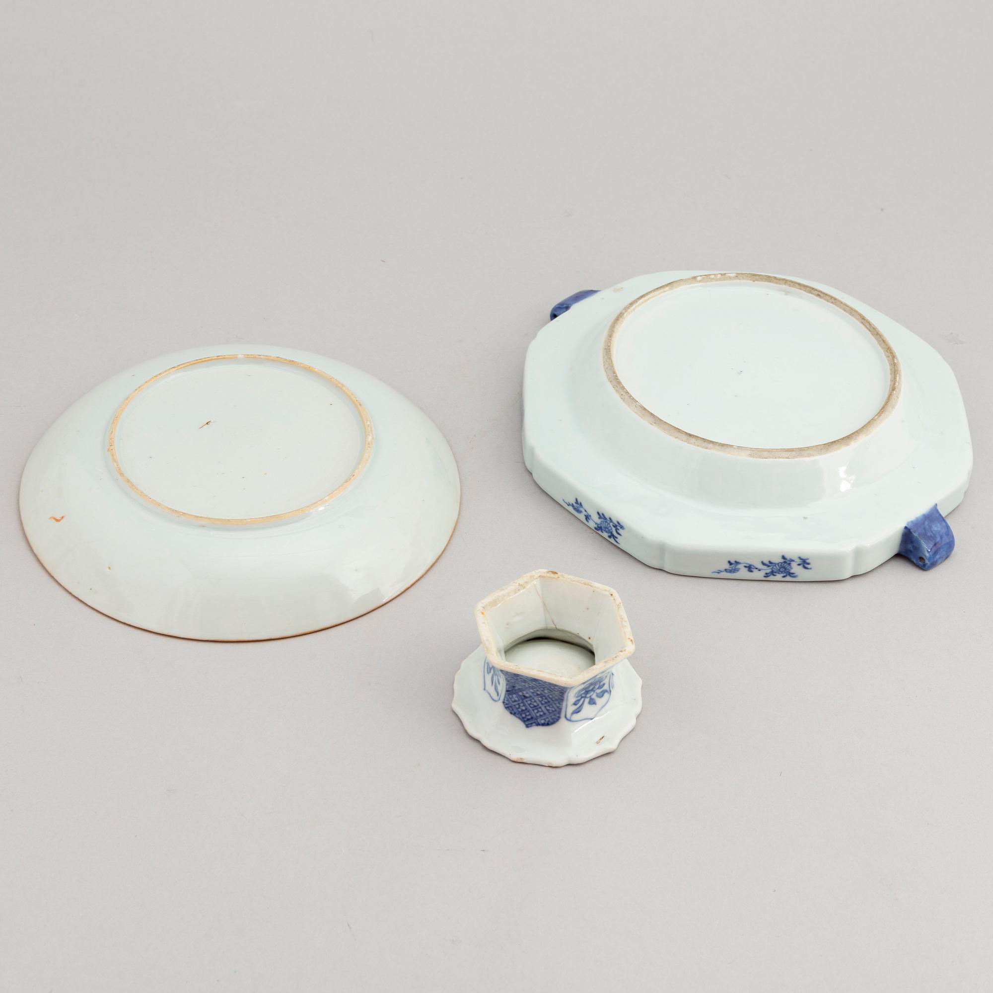 Värmetallrik, saltkar, samt skålfat, porslin. Qing dynastin, 1700-tal.