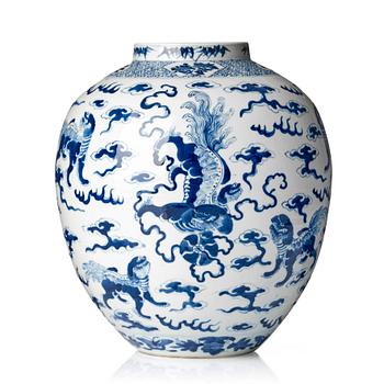 1342. A large blue and white jar, Qing dynasty, 19th century.