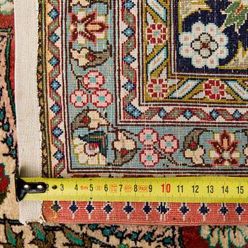 Matta, orientalisk, silke. Ca 273 x 185 cm.